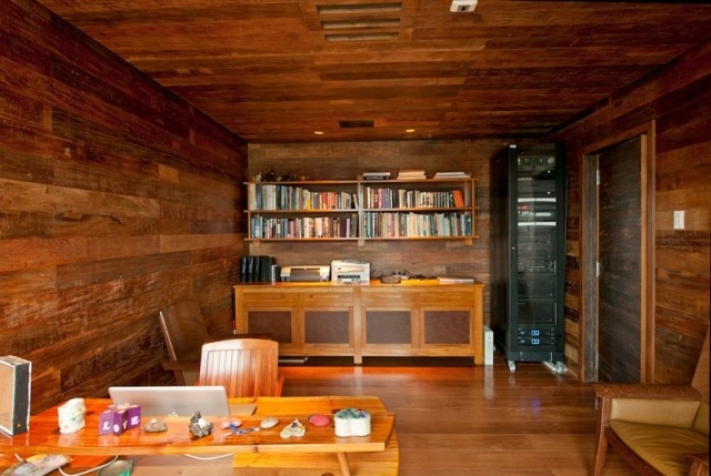 Hemmakontor inrättat retrobibliotek bokhyllor träbeklädnad skrivbord