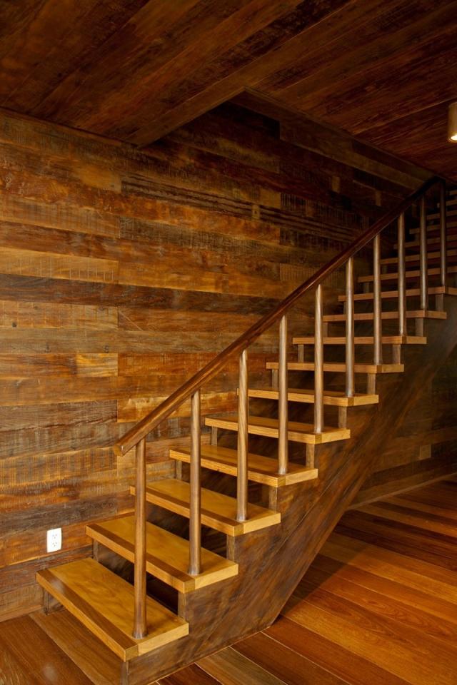 modern lägenhet trätrappa trappa räcke inredning