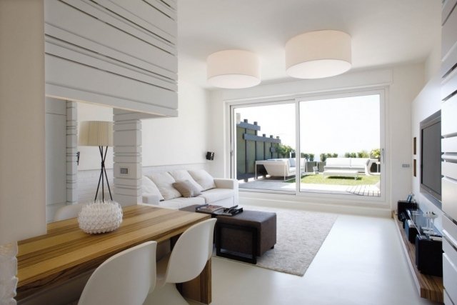 Modern lägenhetsinredning-vitt-vardagsrum-glas-skjutdörrar-balkong