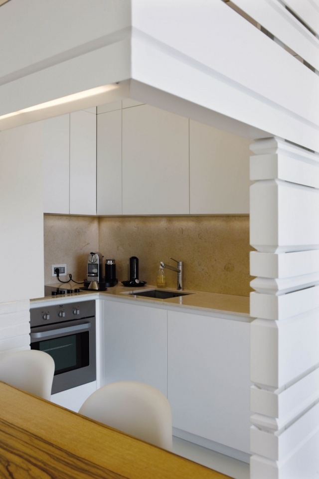 litet-kök-vitt-handtag-fronter-natursten-bakvägg Modern lägenhet