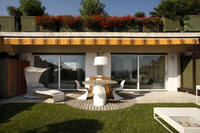 stor balkong-konstgräs-markiser-vita-möbler-soltak