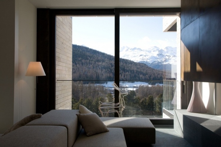 modern-lägenhet-vardagsrum-inglasning-visa-bergen-alperna