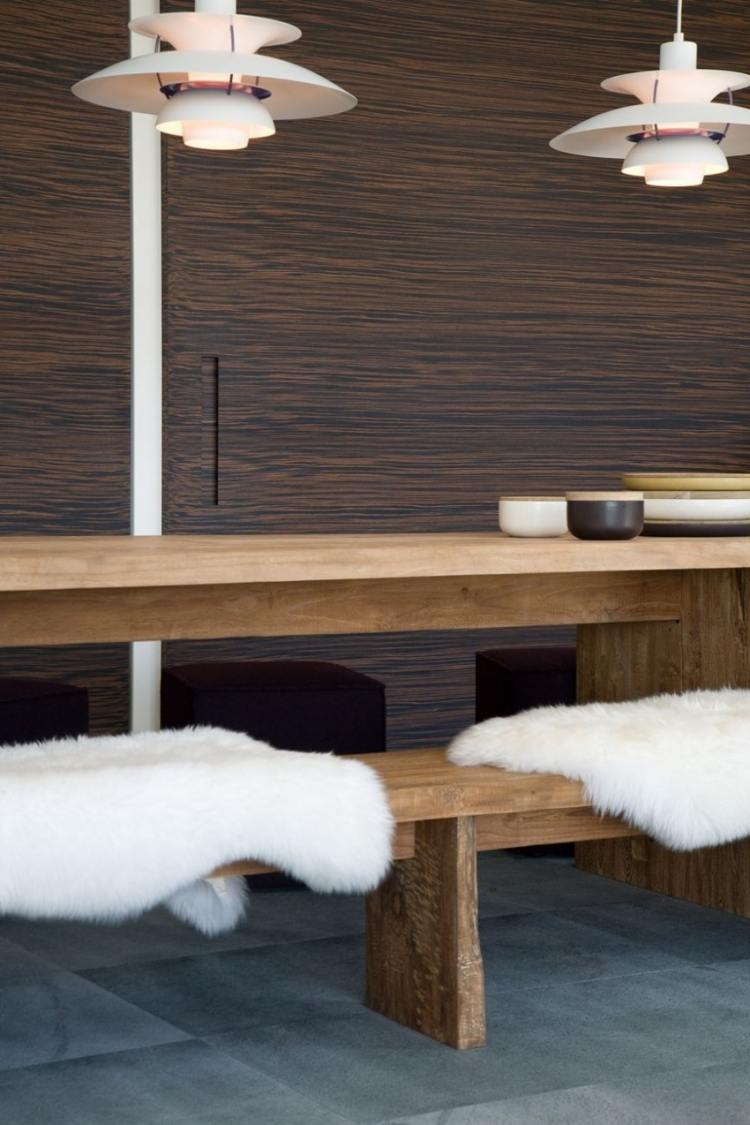 modern-lägenhet-matplats-område-massivt trä-matbord-bord-bänk-päls filtar
