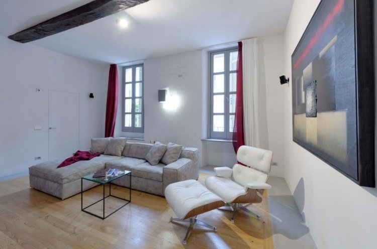 modernt lägenhet vardagsrum-trägolv-grå-hörnsoffa-vit-relax-fåtölj-pall