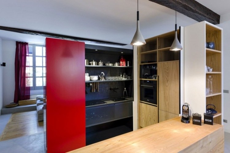 modern-lägenhet-kök-diskbänk-vitvaror-dolda-bakom skjutdörrar