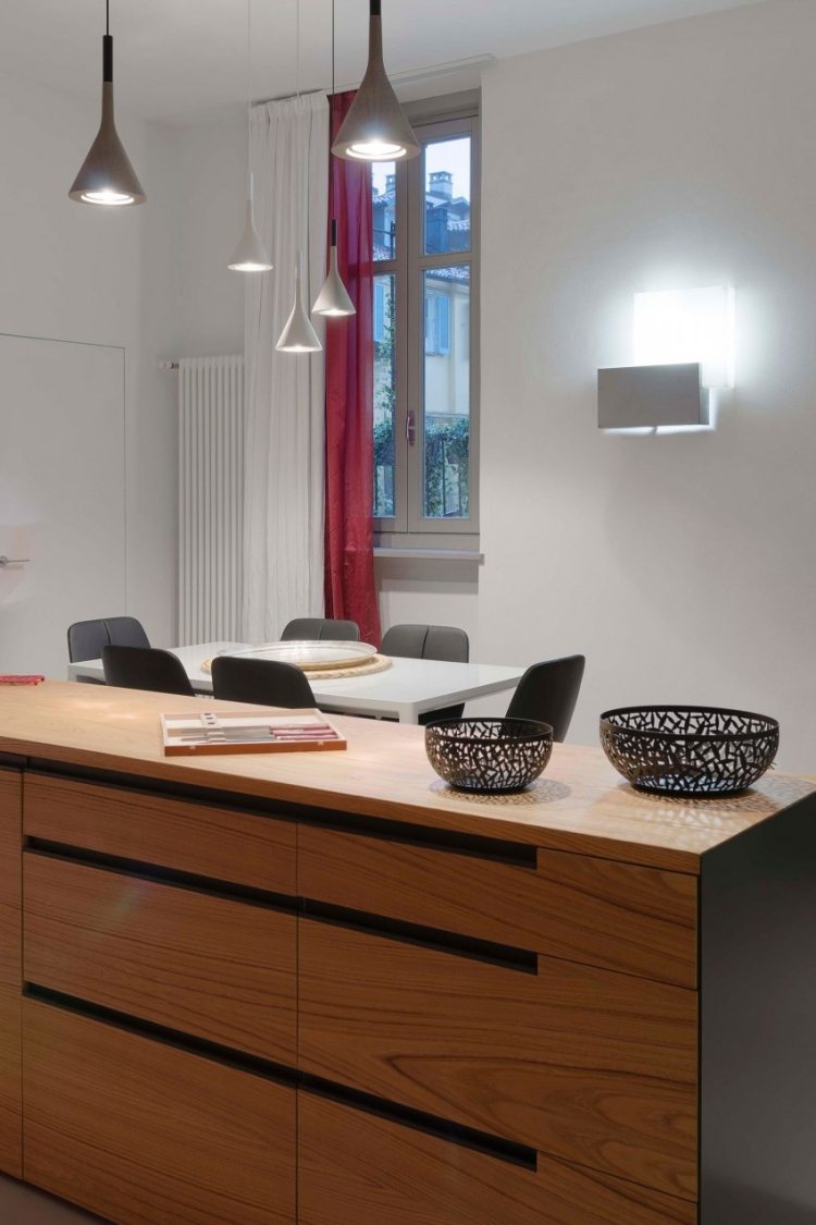 modern lägenhet kök-mot-trä-svart-taklampor