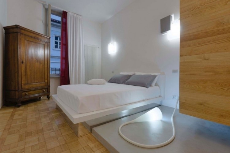 modern-lägenhet-sovrum-vit-säng-trägolv-vintage garderob