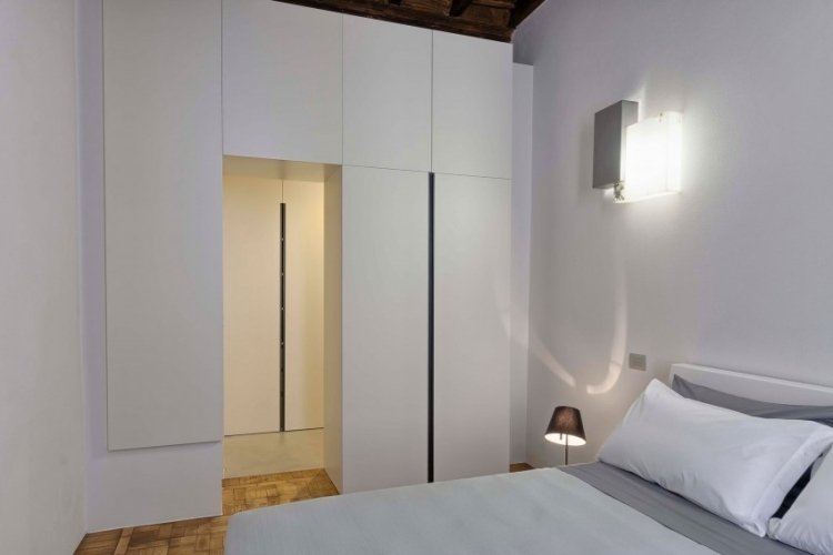 modern-lägenhet-sovrum-vit-minimalistisk-inbyggd garderob