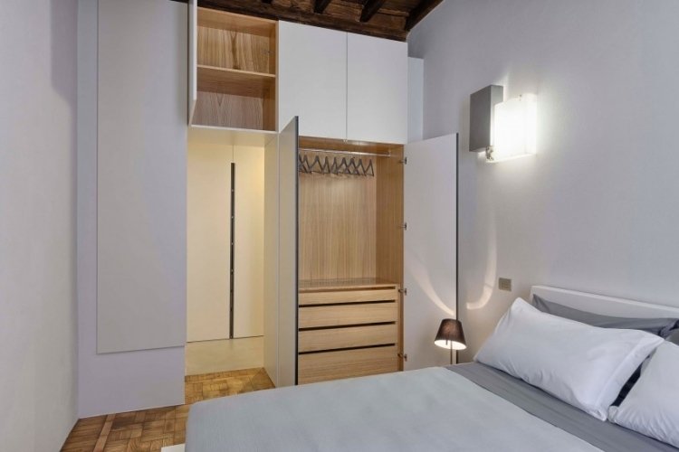 modern-lägenhet-sovrum-vit-inbyggd garderob
