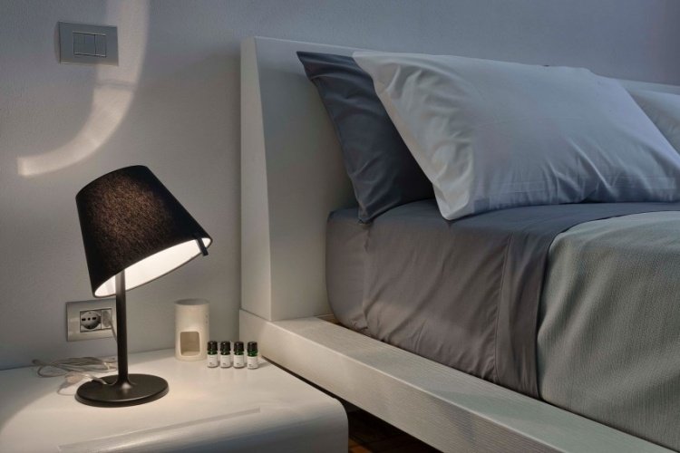 modern-lägenhet-sovrum-nattlampa-svart