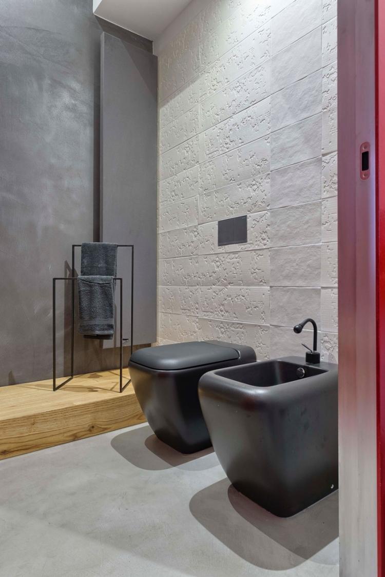 modern-lägenhet-badrum-svart-toalett-sanitär