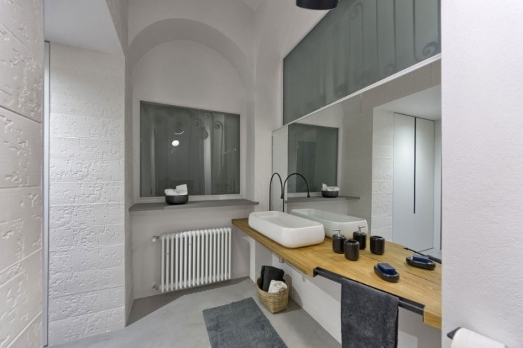 modern lägenhet badrum trä fåfänga topp-handdukstork
