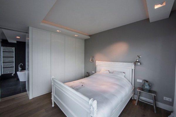 modern lägenhet med skybox design sovrum vitt