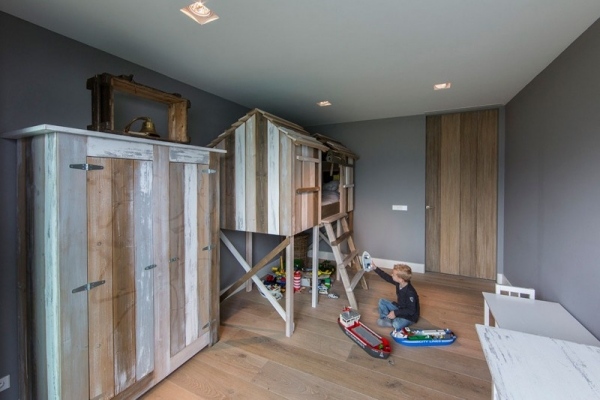modern lägenhet med skybox design barnhus träskivor