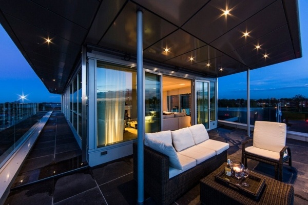 modern lägenhet med skybox -design på kvällen