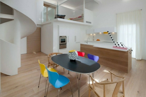 vitt utrustat kök-färgglada möbler matplats