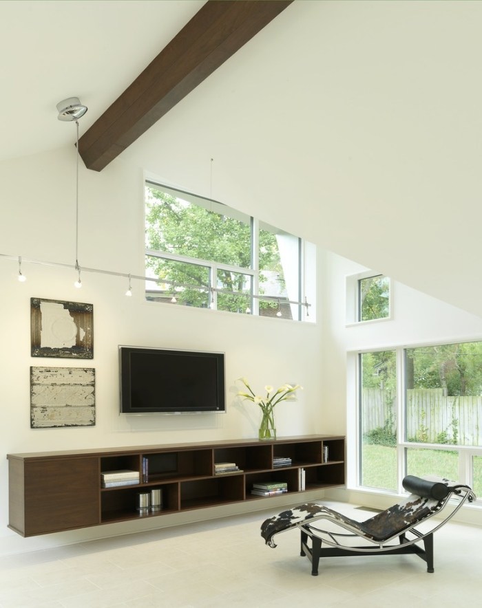 modern-vägg-enhet-öppna-fack-trä-vägg-hängande-rum-med sluttande tak