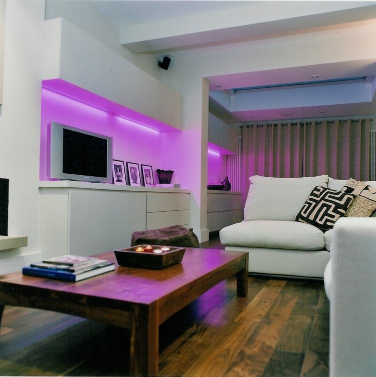 modern-levande-vägg-led-vit-lila-vanligt trägolv-soffbord-trä-platt