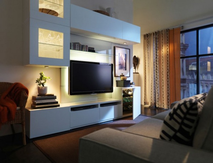 modern-levande-vägg-led-vit-soffa-fack-fönster-belysning