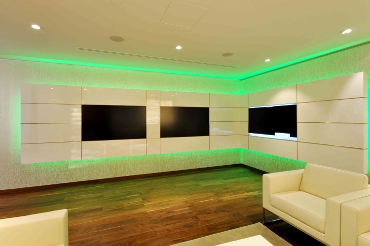 modern-levande-vägg-led-vardagsrum-vit-fåtölj-läder-grön-belysning