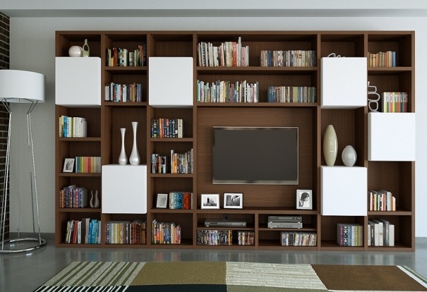 klassisk-vägg-enhet-av-trä-vita-element-öppna-fack-TV-möbler
