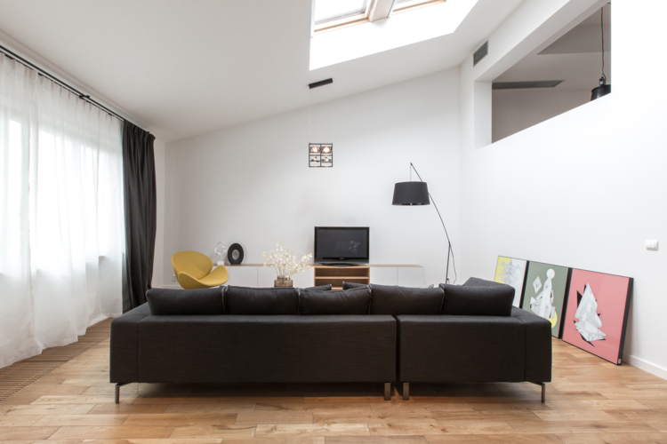 modernt vardagsrum läder soffa parkett svart sluttande tak design