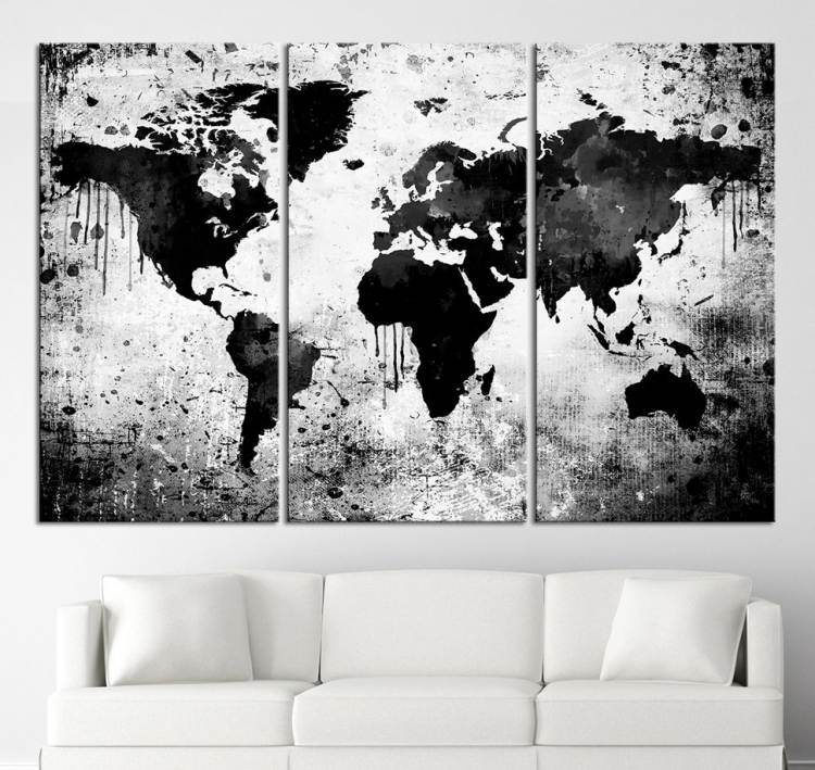Väggdesign i svartvitt-vardagsrum-soffa-vit-världskarta-deco-idé