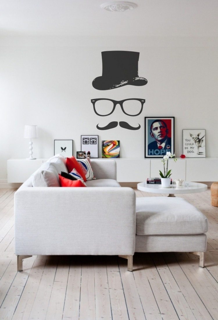 väggdesign-svart-vitt-vardagsrum-bilder-soffa-väggdekaler-mustasch-hatt-glasögon