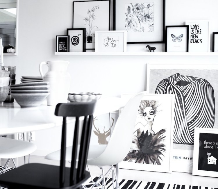 väggdesign-svart-vitt-vardagsrum-bilder-konstnärliga-stolar-tavelramar
