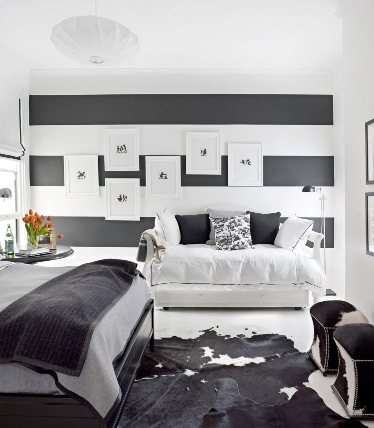 väggdesign-svart-vit-sovrum-soffa-bilder-ränder-pälsmatta