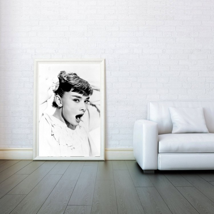 väggdesign-svart-vit-läder soffa-trä golv-tegel vägg-vitkalkade-audrey-hepburn