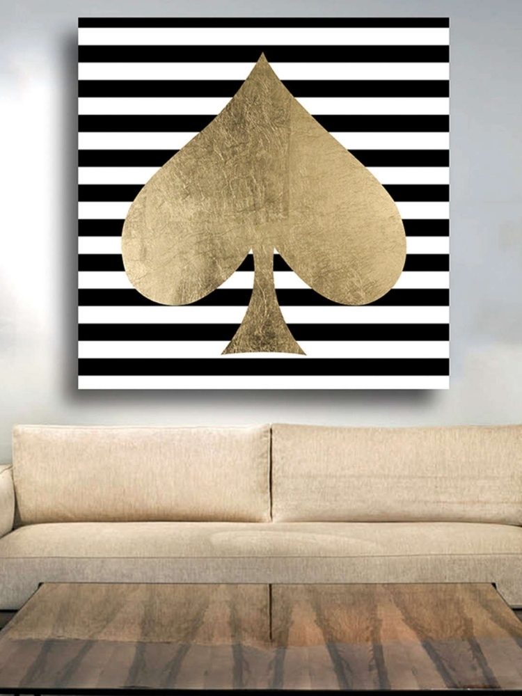 väggdesign-svart-vit-beige-bild-ränder-spade-guld-deco-soffa