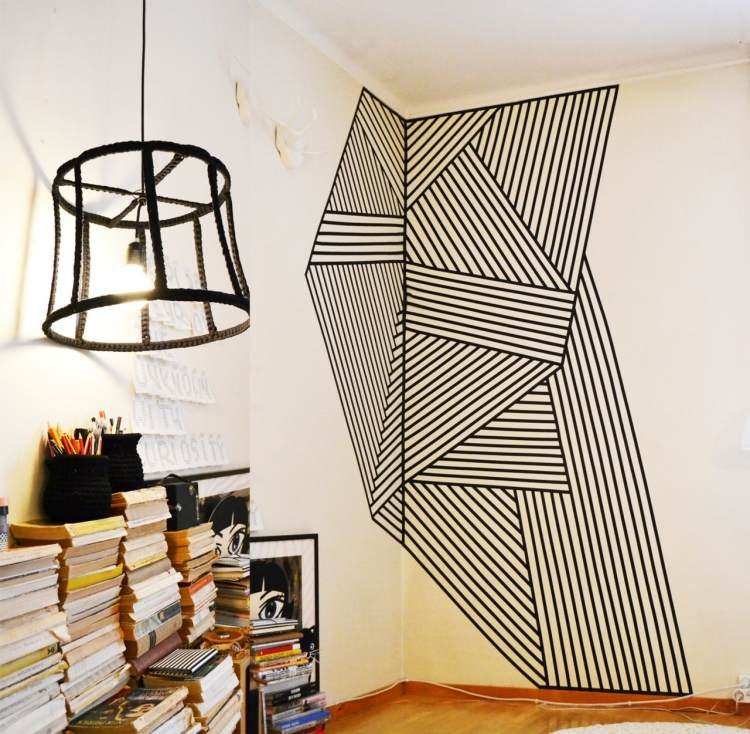 väggdesign-svart-vitt-vardagsrum-ränder-hörn-rum-bok-stapel-lampa