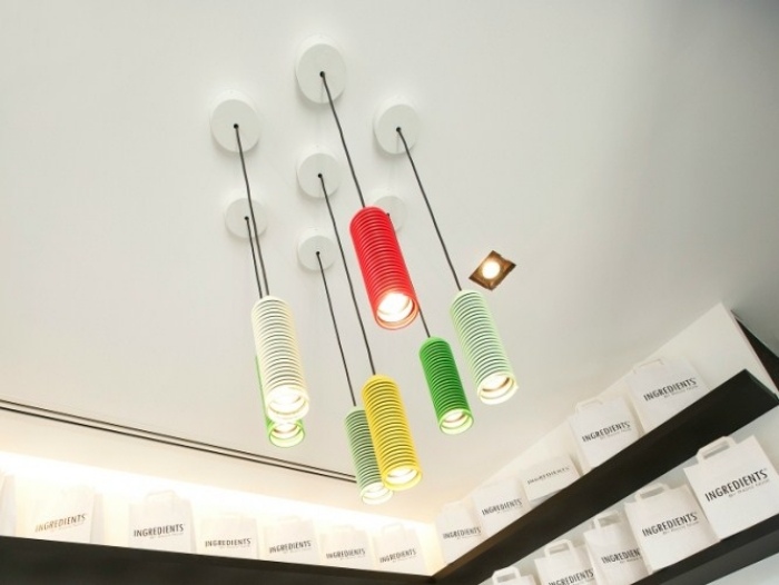 färgglada-vardagsrum-lampor-hängande-lampor-babala-design-Anthony-Duffeleer