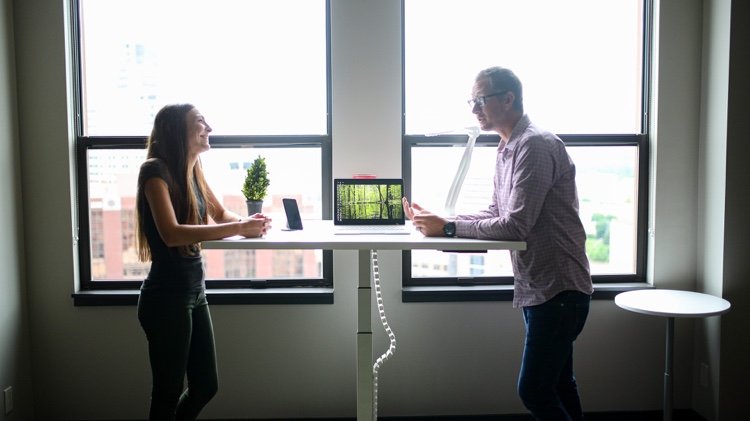 Inrätta ett modernt mötesrum med ett höjdjusterbart bord