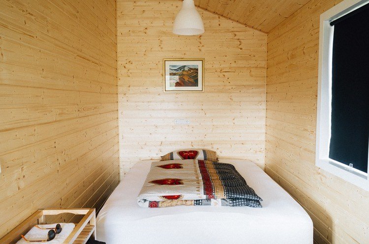 Alpint utseende sovrum sten furu-väggpaneler-sängkläder-rutmönster-hjärtan