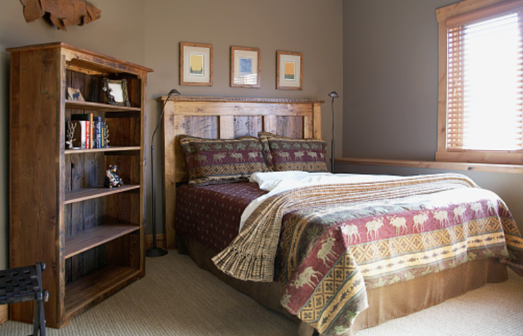 alpint utseende sovrum-trä-möbler-sängkläder-mönster-rådjur motiv
