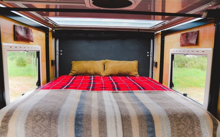 modern campingvagn kompakt husvagn godstransport skåpbilar sequoia trail marker säng
