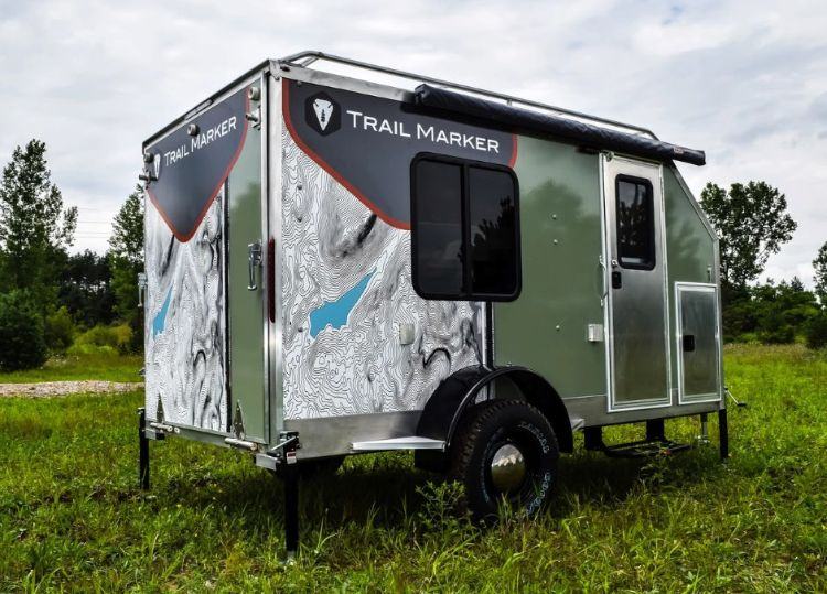 modern campingvagn kompakt husvagn godstransporttransporter sequoia spårmarkörer mönsterfärger kamouflage
