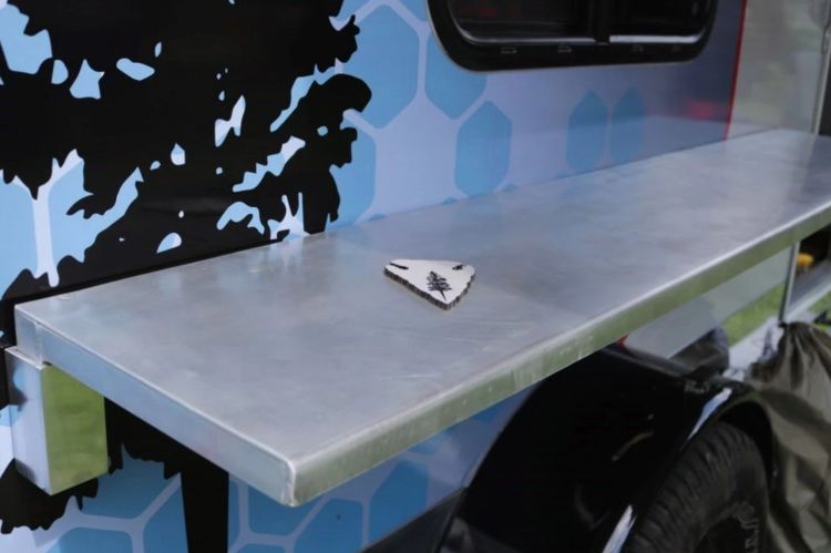 modern campingvagn kompakt transportör sequoia metallräknare