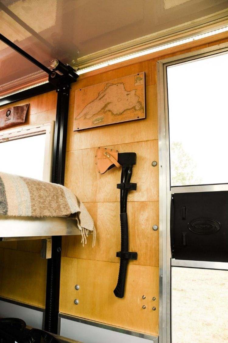 modern campingvagn kompakt husvagn godstransporttransporter sequoia spårmarkör trä yxa