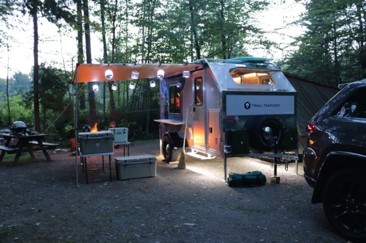 modern campingvagn kompakt husvagn godstransport skåpbilar kväll ljus grill