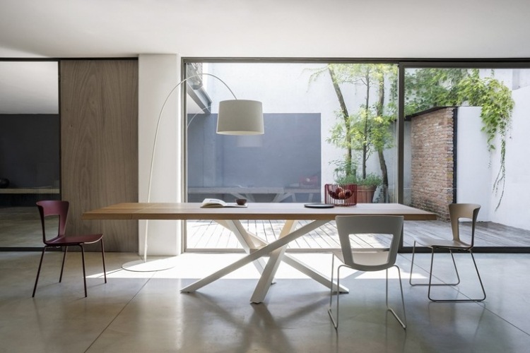modern-matbord-trä-stål-vit-panorama-fönster-stolar-olika-shangai-riflessi