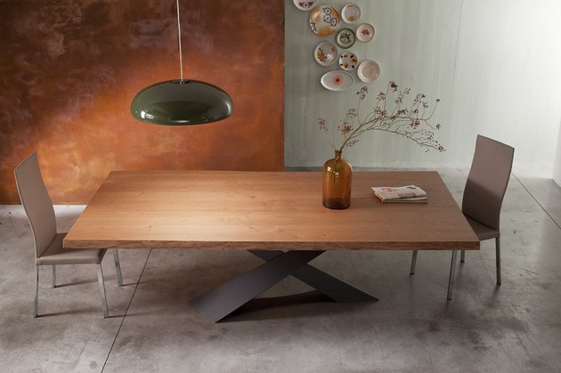 modernt matbord av trä stål bas riflessi italien naturlig bordsskiva