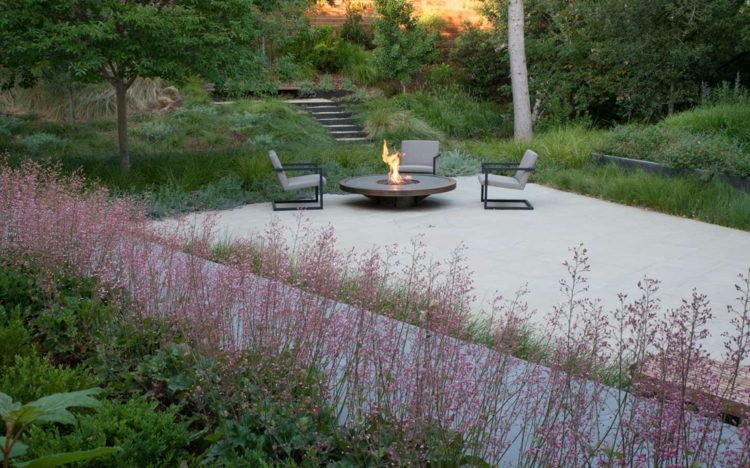 modern-trädgård-blommande-perenner-skugga-platser-lätt att ta hand om