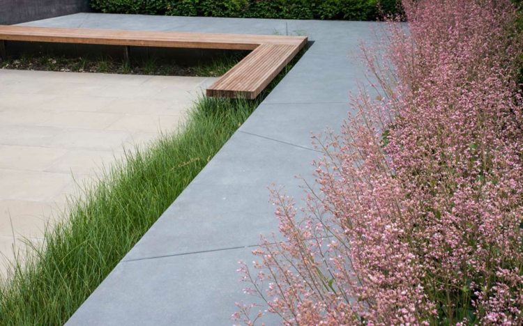 modern-trädgård-trädgård bänk-trä-betong-terrass-buskar-prydnadsgräs