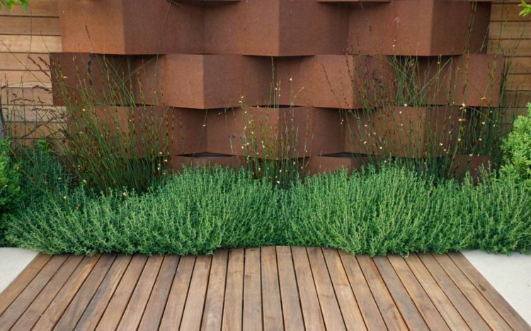 Modern-trädgård-metall-trädgård-staket-rost-look-deco-gräs-trä stig