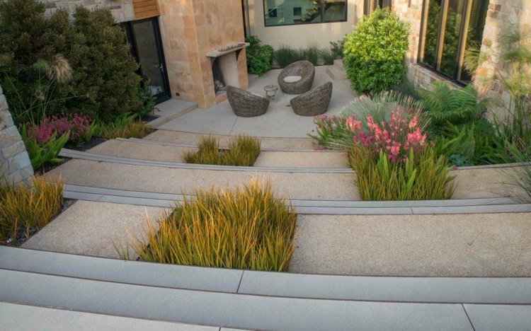 Modern-trädgård-låg-läge-skugga-gräs-terrass-steg