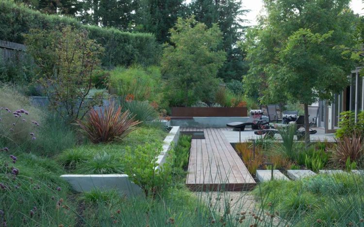 modern-trädgård-stauder-buskar-bra-struktur-trädgård väg-trä
