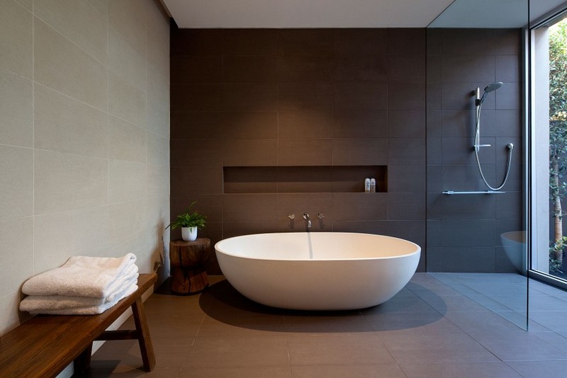 modernt-till-badrum-neutralt-färg-fristående badkar